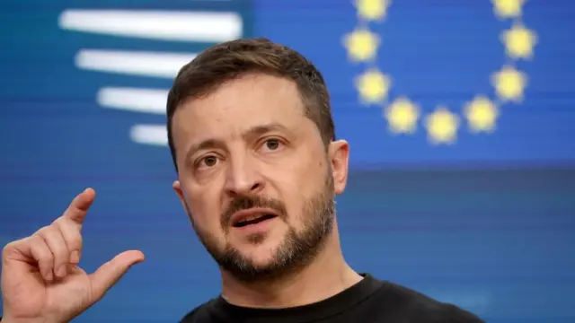 2024년 10월 17일 벨기에 브뤼셀에서 열린 유럽이사회 정상회의에 참석한 후 기자회견에서 선 볼로디미르 젤렌스키 우크라이나 대통령