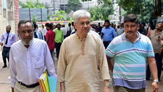 আদালতে আদিলুর রহমান খান (মাঝে)