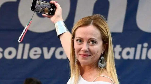 Giorgia Meloni byitezwe ko azaba minisitiri w'intebe w'Ubutaliyani kandi uri mu ihuriro rimwe na Berlusconi ntibabona kimwe iby'iyi ntambara