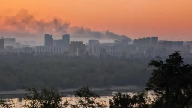 किएभमा एउटा आवासीय क्षेत्रमाथिबाट धुवाँ उड्दै गरेको देखिने तस्बिर