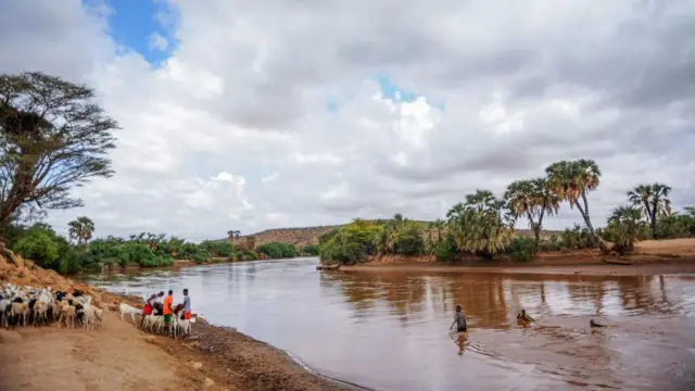Kaaba Keeniyaa, Bulchiinsa Mandeeraatti namoota gogiinsa baqachuun gara jiidhinsaatti imalan, Muddee 02, 2022. Namoonni bushaayee waliin handaara lafgaa dhaabbatu. Mandeeraan gidduu Keeniyaa, Somaaliyaa fi Itoophiyaatti argama.