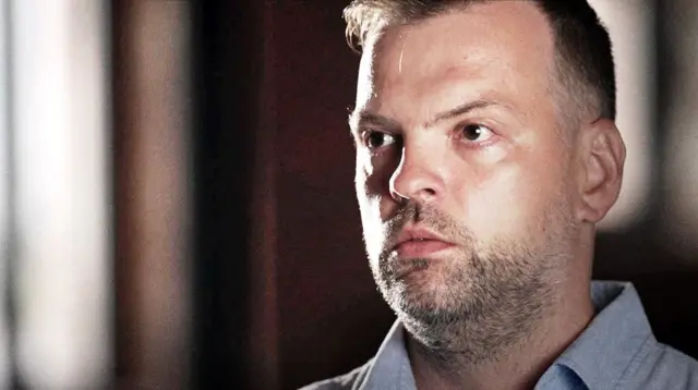 Иван Семенихин — мужчина средних лет с короткой стрижкой, лёгкой щетиной и серьёзным взглядом. На нём голубая рубашка.