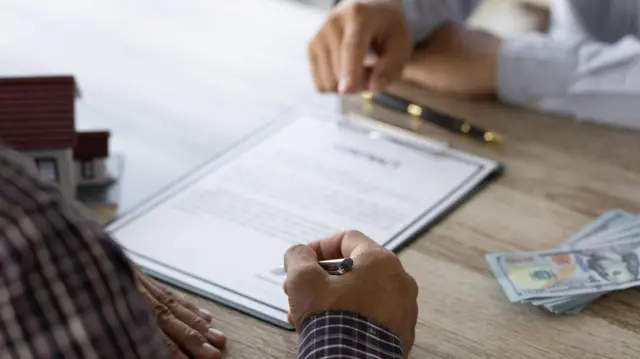 জমি কেনার সময় খুঁটিনাটি বিষয় খতিয়ে দেখার পরামর্শ দেন বিশেষজ্ঞরা