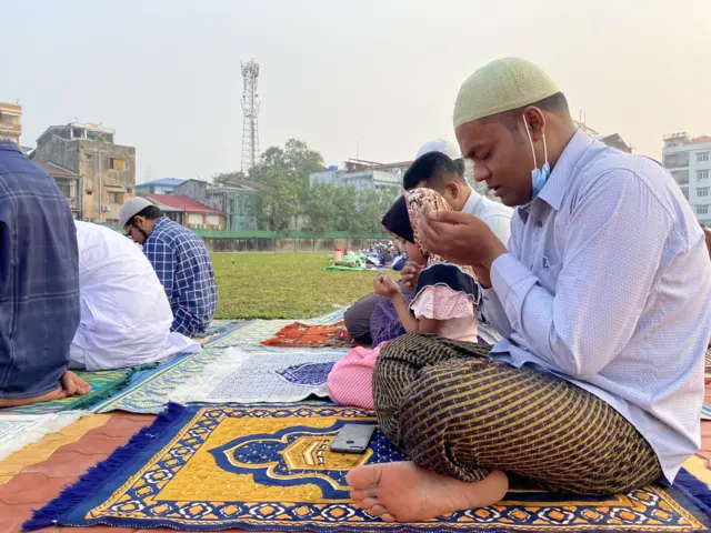 ရန်ကုန်မြို့က အီးဒ်နေ့ ဝတ်ပြုမှုမြင်ကွင်းများ