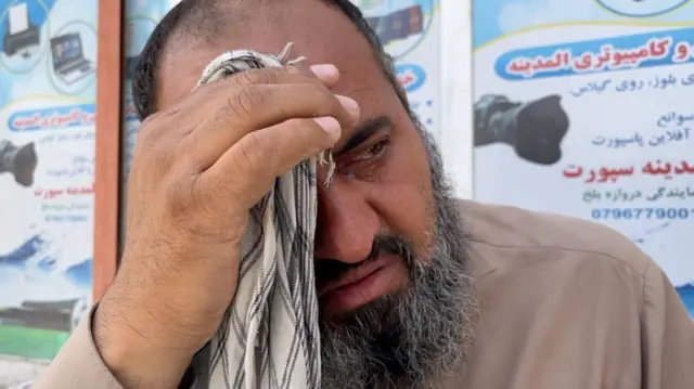 دا د نور محمد یو عکس دی، په دې انځور کې څېره یې ډېره ستړې ښکاري او سترګې یې له اوښکړ ډکې دي. 