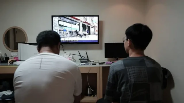 호텔 바에서 TV를 보는 쑤 씨와 아들