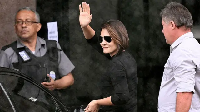 Michelle Bolsonaro acena na saída da Superintendência da Polícia Federal de Brasília.