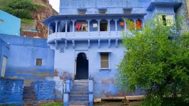 काही लोकांनी आपल्या घराच्या बाहेरील भिंतींना निळ्या रंगात रंगविण्यासाठी पैसे जमा केले आहेत.