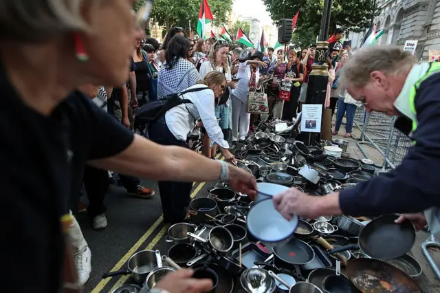 لاریون کوونکي وايي چې د برتانیا حکومت د غزې د خلکو د ژغورنې لپاره کافي کار نه دی کړی. دوی په غزه کې د لوږې د بحران په وړاندې د اعتراض لپاره د لومړي وزیر د دفتر مخې ته خپل لوښي ډېر کړل.