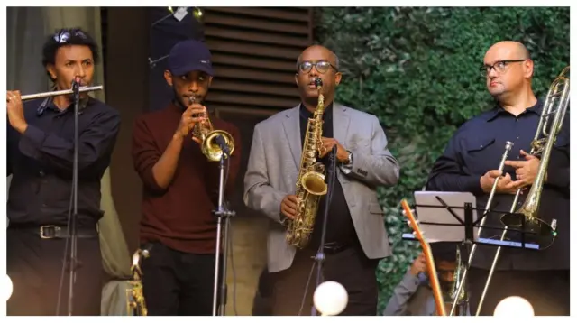 ከድምጻዊት የማ ጋር በአልበም ስራ ላይ የተሳተፉ አንጋፋ ሙዚቀኞች አክሊሉ ዘውዴ (ሳክስፎን) ጨምሮ