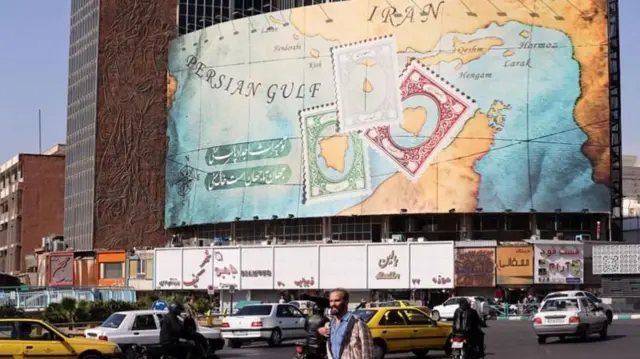 तेहरानमधील एक जाहिरात फलक, ज्यात इराणी टपाल तिकिटांवर अबू मूसा आणि ग्रेटर टुनब बेटे दर्शविली आहेत (फाइल फोटो).