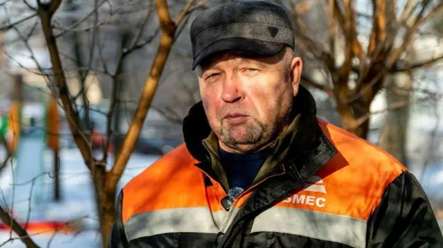 Олександр Миколайович Ляшук керує бригадами залізничників, які працюють у Соломʼянському районі