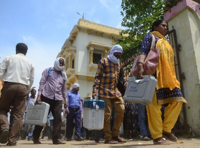 ২০১৯র মে মাসে পোলিং বুথের দিকে রওনা হচ্ছেন ভোটকর্মীরা। এলাহাবাদ, উত্তরপ্রদেশ