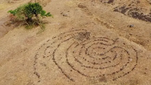 यापूर्वी सांगलीजवळ सापडलेलं पश्चिम महाराष्ट्रातलं लॅबिरिन्थ.