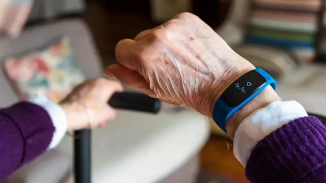 आवश्यकतेनुसार काही स्मार्टवॉच वर ईसीजी चाचणी करता येते
