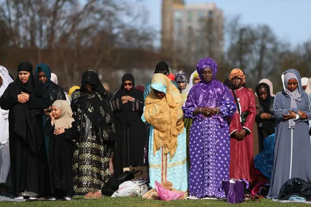 Женщины со сцепленными перед собой руками и склоненными в молитве головами