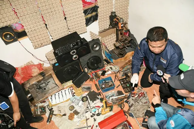 သေနတ်ရောင်းချသူတွေရဲ့ နေအိမ်ကို စစ်ဆေးမှုပြုလုပ်ချိန်