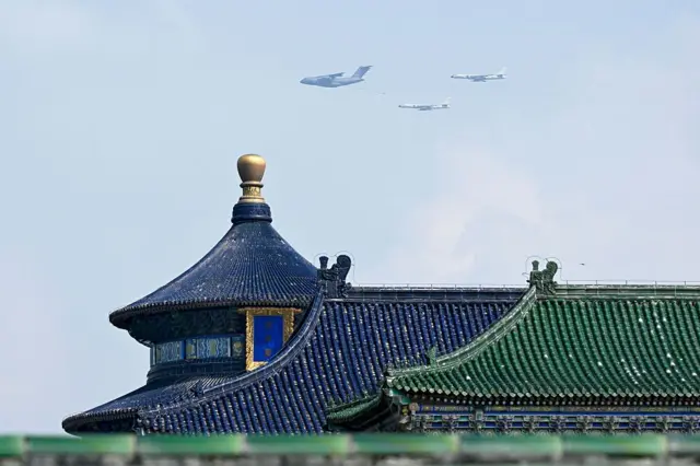 一队军机飞过天坛上空。