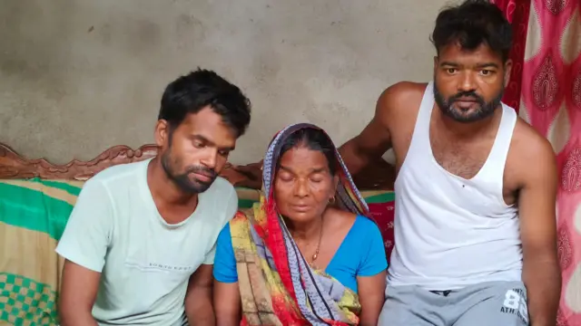 अरुण के भाई वरुण कुमार, माता सारो देवी (बीच में) और द्रोण कुमार