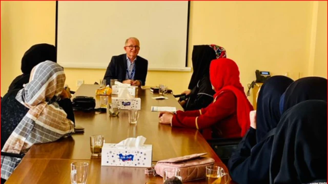 آقای بنت در سفر به افغانستان با نمایندگان زنان افغان دیدار و گفت‌و‌گو کرده است