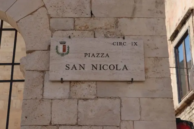 трг светог николе у барију