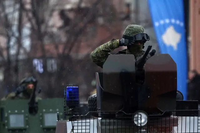 Pripadnici Kosovskih bezbednosnih snaga marširaju na paradi tokom proslave 18. godišnjice nezavisnosti Kosova u Prištini