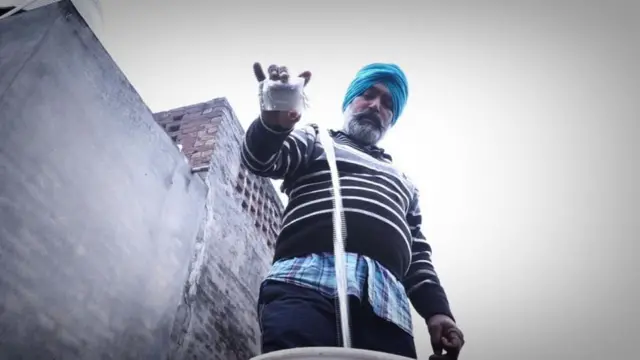 ਸਥਾਨਕ ਵਾਸੀ ਪੁਲੀਤ ਹੋਇਆ ਪਾਣੀ ਦਿਖਾਉਂਦਾ ਹੋਇਆ