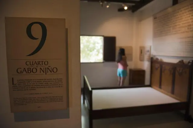 Una habitación con una cama y una placa que dice: Cuarto Gabo Niño