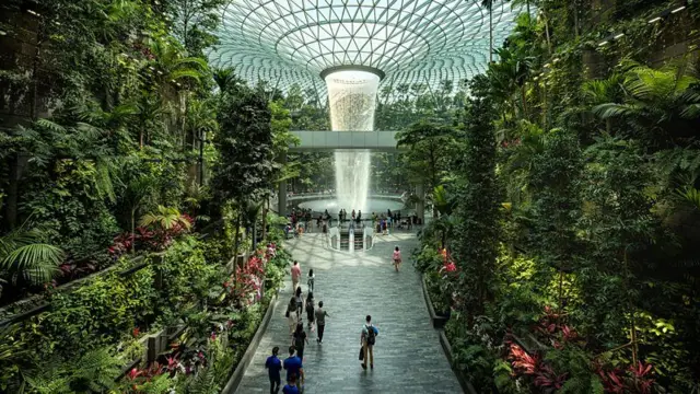 Jewel Rain Vortex, a cachoeira em ambiente fechado mais alta do mundo, no aeroporto Changi, em Singapura