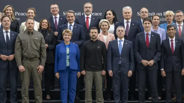 Abategetsi b'isi bahagaze hamwe kwifotoza.  Hagati hari Zelenksy, inyuma yiwe  behind whom is von der Leyen. Sunak, Trudeau na Kamala Harris bari mu bri kuri iyo foto