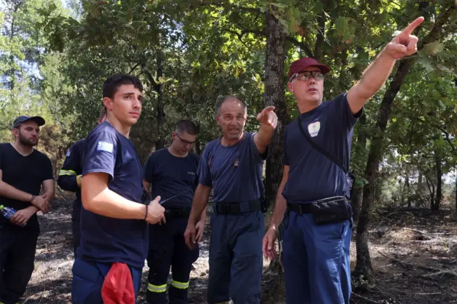 Homens com roupassporting jogadoresvoluntários na Floresta