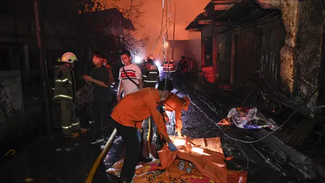 Petugas mengevakuasi jenazah korban kebakaran Depo Pertamina Plumpang