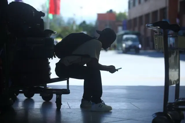 त्रिभुवन विमानस्थलमा अलपत्र यात्रु