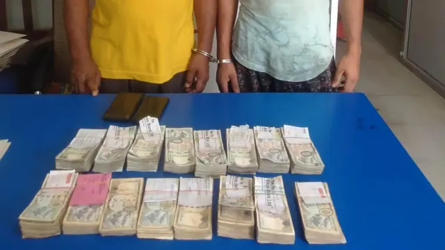 नेपालमा स्रोत नखुलेको रकमसहित कहिलेकहीँ मानिसहरू पक्राउ पर्ने गर्छन् 