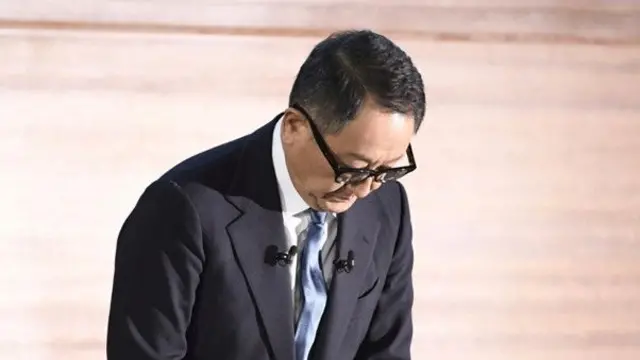 آکیو تویودا در نشستی خبری به خاطر اشتباه شرکت‌های زیرمجموعه تویوتا عذرخواهی کرد