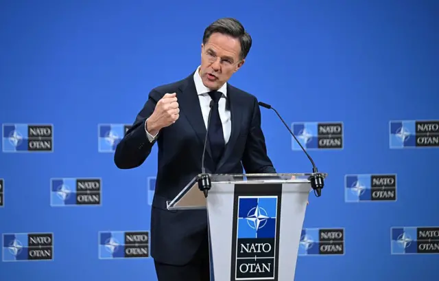 नेटो सेक्रेट्री जनरल मार्क रूटे 26 मार्च 2026 को ब्रसेल्स में संगठन की वार्षिक रिपोर्ट पेश करते हुए 