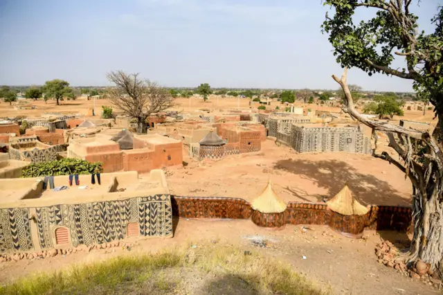 Vue de la cour royale du village de Tiebélé, dans la région de Pô, au Burkina Faso.