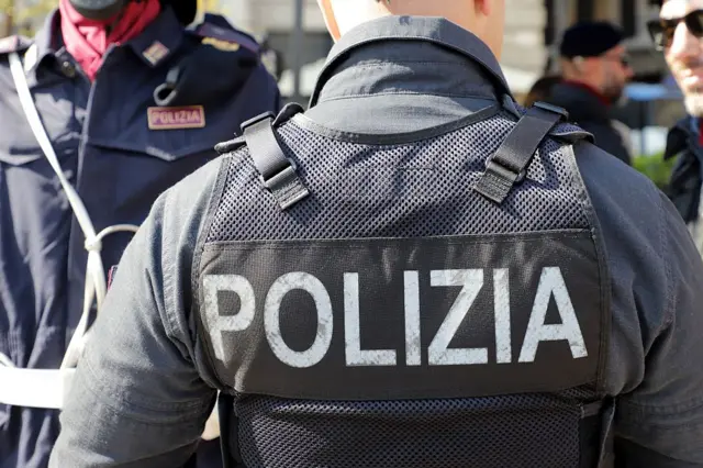 policial italiano visto de costas
