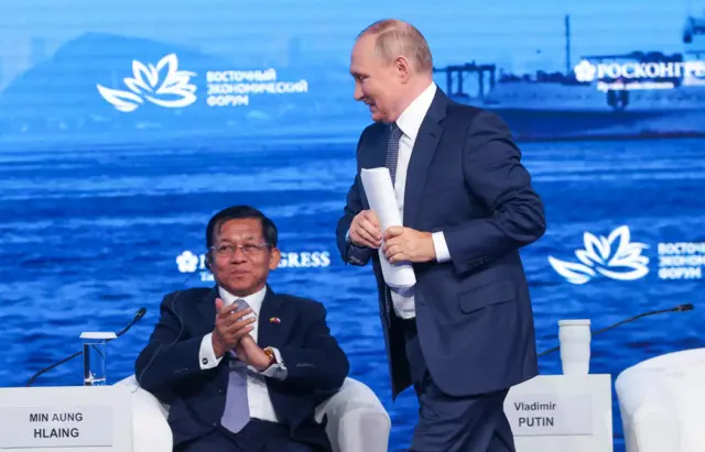  အရှေ့ဖျားစီးပွားရေးဖိုရမ်မှာ တွေ့ရတဲ့ စစ်ကောင်စီဥက္ကဋ္ဌ ဗိုလ်ချုပ်မှူးကြီး မင်းအောင်လှိုင်နဲ့ ရုရှားသမ္မတ ပူတင် 