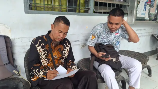 Hery, guru SMA Negeri 5 Makassar, sedang bersama muridnya