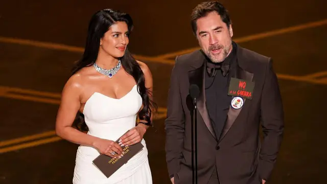 Priyanka Chopra Jonas y Javier Bardem en la 98ª entrega anual de los Premios Óscar celebrada en el Dolby Theatre el 15 de marzo de 2026 en Hollywood, California. (Foto de Rich Polk/Penske Media vía Getty Images)