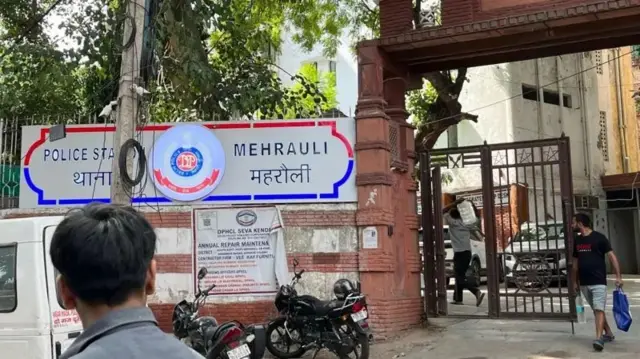 মেহরৌলি থানার বাইরের ছবি