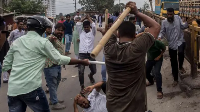 ঢাকার রাজপথে আওয়ামী লীগ ও বিএনপি কর্মীদের মধ্যে সংঘর্ষ। জুলাই ২০২৩