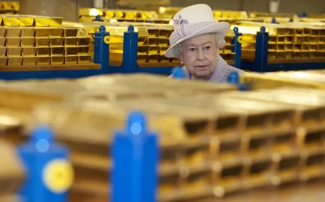 A falecida rainha Elizabeth 2ª caminha entre as barras de ouro que estão no Banco da Inglaterra