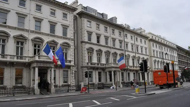 बाबासाहेब सुरुवातीच्या आठवड्यात राहिले त्या जागेत आता फ्रेंच दूतावास आहे.