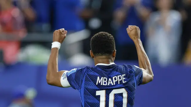 يحتفل كيليان مبابي، لاعب المنتخب الفرنسي، بهدفه الثاني في المباراة، التي حسمت النتيجة 2-0، خلال مباراة فرنسا والعراق ضمن المجموعة الأولى من بطولة كأس العالم 2026، والتي أقيمت على ملعب فيلادلفيا في 22 يونيو/حزيران 2026، في مدينة فيلادلفيا بالولايات المتحدة الأمريكية