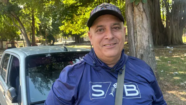 Esteban Bello Rodríguez, em frente a um de seus carros