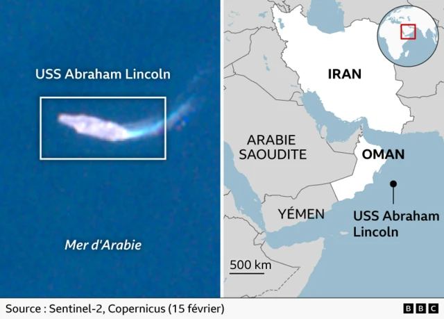 Image satellite de l'USS Abraham Lincoln en mer d'Arabie, à côté d'une carte de l'Iran, de l'Arabie saoudite, du Yémen et d'Oman montrant l'USS Abraham Lincoln au large des côtes d'Oman.