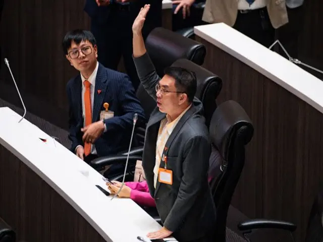 ภายหลังการลงมติ ซึ่งเสียงส่วนใหญ่ของสภาเห็นชอบกับ กมธ.เสียงข้างมาก วิโรจน์ ลักขณาอดิศร ได้ลุกขึ้นสอบถามประธาน โดยให้ตรวจสอบระบบการลงคะแนน พร้อมกล่าวว่า “เห็นหลายท่านพูดคอเป็นเอ็น เหมือนจะคืนงบฝาย”