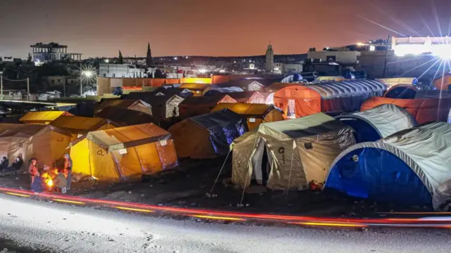 সিরিয়ায় ভূমিকম্পে গৃহহীন মানুষের ঠাঁই হয়েছে অস্থায়ী ক্যাম্পে।